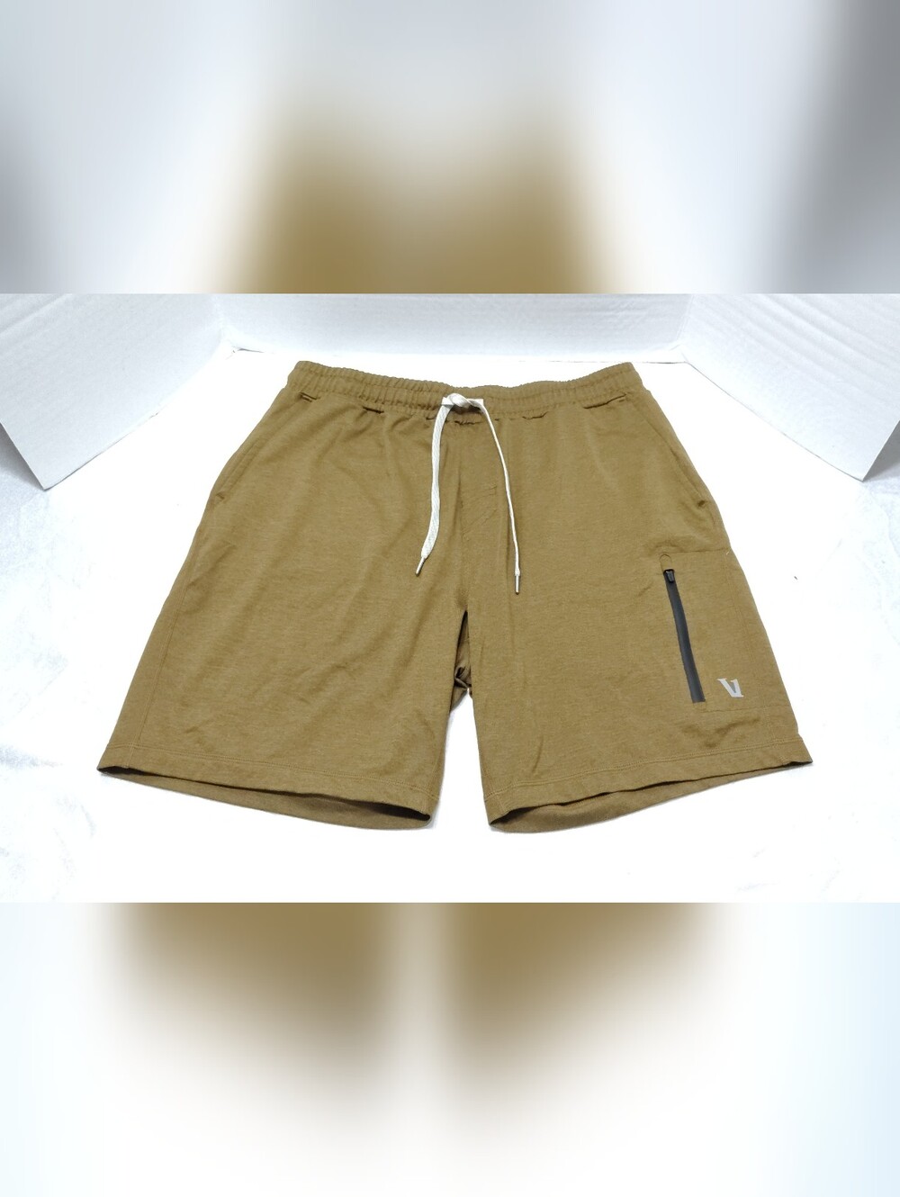 Vuori Sunday Performance Men's Short - MEDIUM Perfect Condition